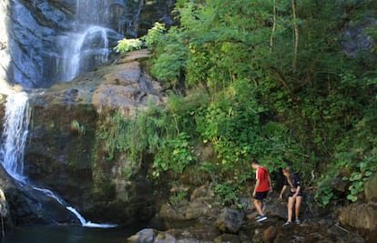 La cascada de Lumajo, de 20 metros de altura, en el valle de Laciana.