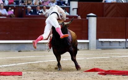 Gonzalo Caballero, volteado por el cuarto toro.