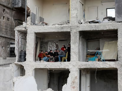 Una familia en Alepo toma el té en lo que queda de un edificio afectado por el terremoto.