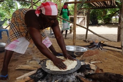 As mulheres usam a mandioca tradicionalmente para cozinhar e sabem prepará-la de várias maneiras.