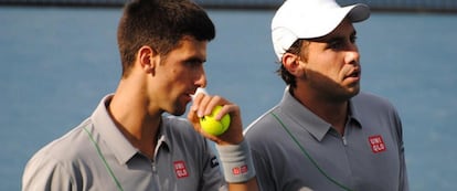Djokovic y Gómez-Herrera, en un partido de dobles en Dubái, 2014. / @XARLYGOMEZ