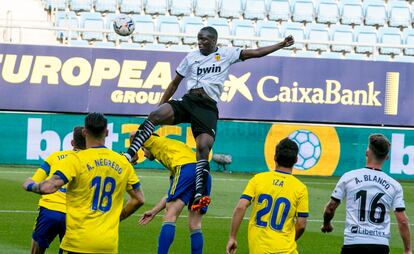 Diakhaby salta para despejar un balón durante el partido ante el Cádiz este domingo en el Ramón de Carranza.