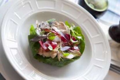 Ensalada de perdiz escabechada, berros y remolacha.