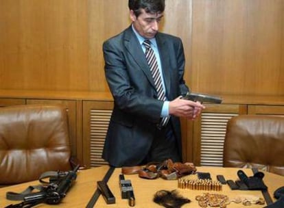 Metralleta, pistola y munición confiscadas a El Solitario en Las Rozas y en Pinto (Madrid).