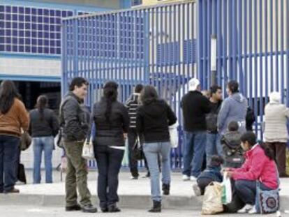 Familiares de inmigrantes internados en el CIE de Aluche, en 2009.