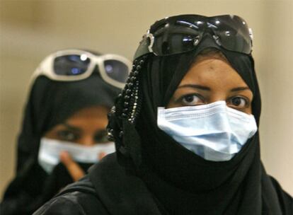 Pasajeras con mascarillas ayer en el aeropuerto de Barajas (Madrid).