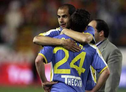 Mario Cotelo abraza a Pablo Hernández para darle ánimos al final del encuentro.