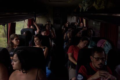 Después de una larga espera mientras los autobuses recibían servicio técnico, la caravana pudo continuar con su viaje la tarde del 30 de diciembre. En la imagen, los seguidores de Lula da Silva a bordo de uno de los autobuses. 