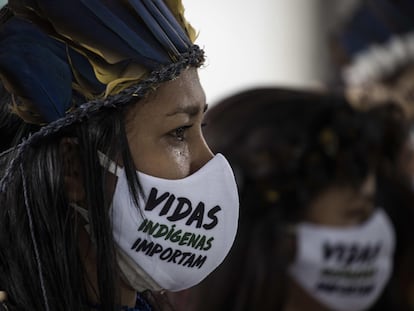 Indígena em Manaus protestando por proteção ambiental durante a pandemia.