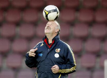 Vicente del Bosque juguetea con un balón durante el entrenamiento de anoche.