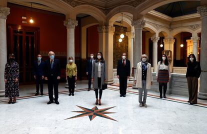 
La reina Letizia acudió este martes, con la presidenta de la Agencia Efe, Gabriela Cañas, y el director de la RAE, Santiago Muñoz, a su primera reunión de trabajo como presidenta de honor de la Fundación del Español Urgente (FundéuRAE).