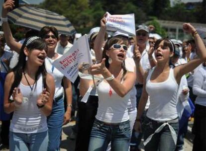 Marcha en Guatemala a favor de la paz y en contra del presidente Álvaro Colom