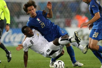 El jugador italiano Andrea Pirlo (centro) disputa un balón durante el partido ante Ghana disputado este lunes en Hanover.