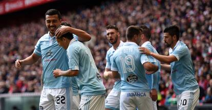 Jugadores del Celta celebran un gol al Athletic.