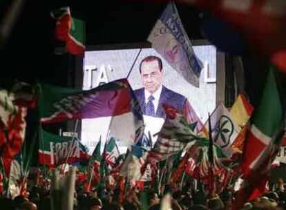 Miles de seguidores de Silvio Berlusconi agitan sus banderas durante el acto de protesta contra el gobierno de Romano Prodi.