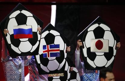 Pancarta con las banderas de Rusia, Islandia y Japón.