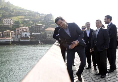 El secretario general de Pesca del Ministerio de Agricultura, Alimentación y Medio Ambiente, Carlos Domínguez, segundo por la derecha, y el presidente de los populares guipuzcoanos, Borja Sémper, durante su visita hoy a la lonja de Pasaia.