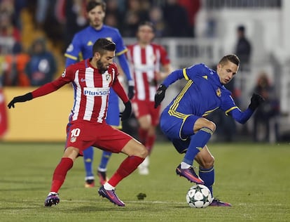 El jugador del Atlético de Madrid Yannick Carrasco (i) disputa el balón con Igor Kireev (d) del FK Rostov.