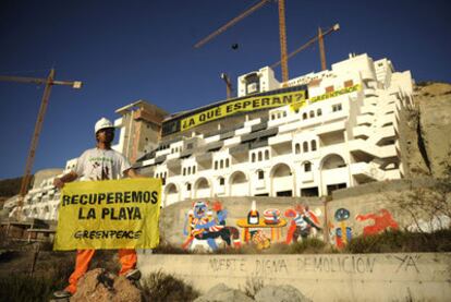 Protesta de Greenpeace en el hotel El Algarrobico, el pasado septiembre.