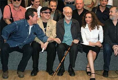 Miguel Ríos, Javier Gurruchaga, José Luis Sampedro, Ána Belén y José Luis García Sánchez, ayer, en el Círculo de Bellas Artes. Detrás, Gerardo Vera, María Barranco, Lluís Pasqual, Juan Echanove y Julio Medem.