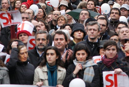 Cargos del PP, entre ellos el actual presidente de la Xunta, Alfonso Rueda (el más alto de la segunda fila), en la manifestación convocada por el colectivo Galicia Bilingüe, contrario a la política de normalización del gallego en febrero de 2009 en Santiago de Compostela.