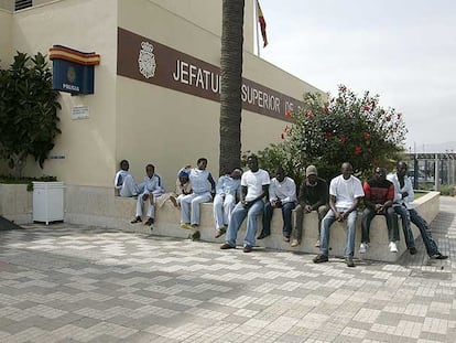 Inmigrantes que lograron pasar el puesto fronterizo de Melilla en la avalancha de la madrugada del domingo tras ser detenidos ayer.