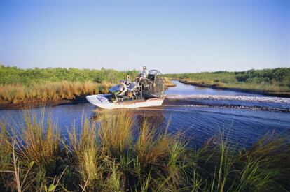 Una airboat, hidrodeslizador, en el gran humedal de los Everglades, al oeste y sur de Miami.