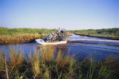 Una airboat, hidrodeslizador, en el gran humedal de los Everglades, al oeste y sur de Miami.