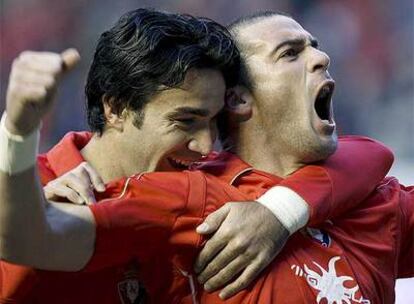Pandiani y Nekounam festejan el primer gol de Osasuna.