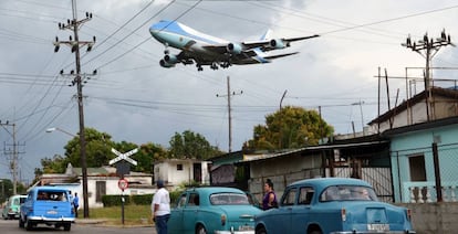 L'avió presidencial arribant a l'Havana.