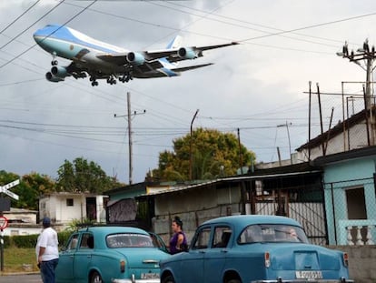 L'avió presidencial arribant a l'Havana.