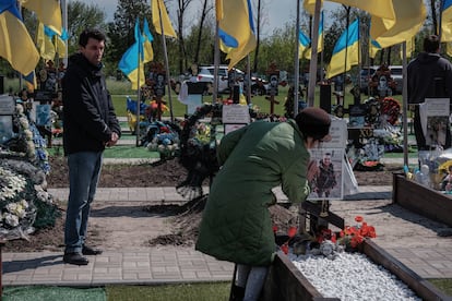 Una mujer visita la tumba de un soldado ucranio en el cementerio de Kramatorsk, el domingo. 