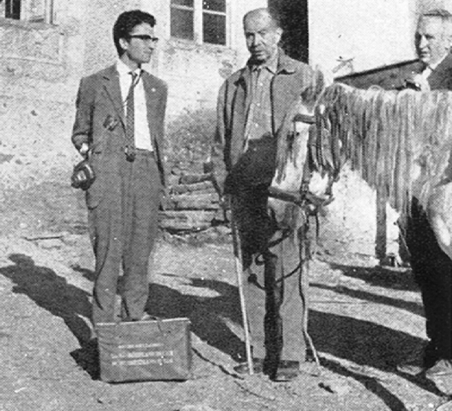 Rafael Nájera (izquierda), durante la campaña de vacunación de 1963, en Benuza (León).