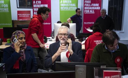 El líder laborista Jeremy Corbyn junto a militantes del partido laboral de Escocia en las oficinas de Glasgow. 