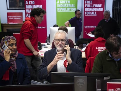 El líder laborista Jeremy Corbyn junto a militantes del partido laboral de Escocia en las oficinas de Glasgow. 