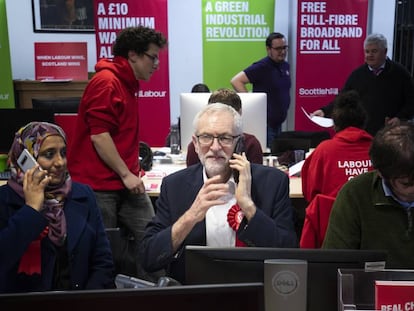 El líder laborista Jeremy Corbyn junto a militantes del partido laboral de Escocia en las oficinas de Glasgow. 