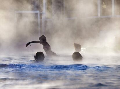 Varias personas nadan en una piscina de agua caliente cerca de la playa de Timmendorfer Strand (Alemania).