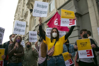 Colectivos de la España Vaciada se manifiestan frente al Congreso de los Diputados el 31 de marzo de 2021