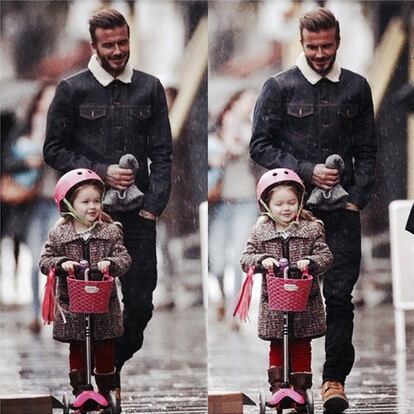 Aunque diluvie, Beckham no pierde la sonrisa si se trata de pasar tiempo con su hija. Así de orgulloso observa sus progresos con el monopatín.