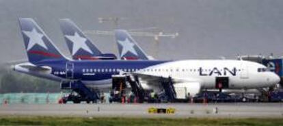 Fotografía de archivo fechada el 21 de septiembre de 2011 que muestra a varios aviones de la compañía aérea de Chile LAN en el aeropuerto Arturo Merino Benitez en Santiago de Chile (Chile). EFE/Archivo