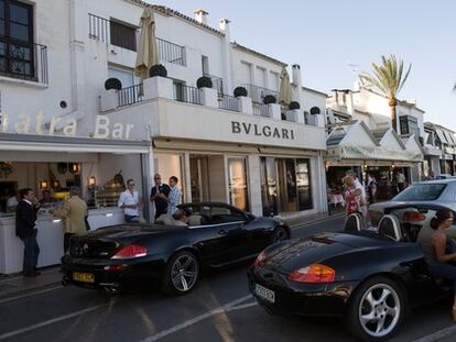 Varios coches de lujo delante de la tienda de Bulgari, en Puerto Banús, Marbella ( Málaga).
