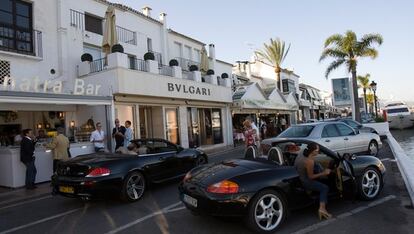 Varios coches de lujo delante de la tienda de Bulgari, en Puerto Banús, Marbella ( Málaga).