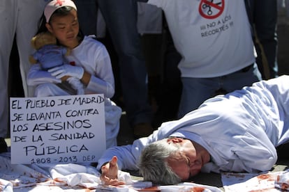 "¿Está usted a favor de una sanidad de gestión pública, de calidad y universal, y en contra de su privatización y de las leyes que lo permiten?". Esta es la pregunta que se hará a los ciudadanos en la consulta popular que los sanitarios madrileños han organizado entre el 5 y el 10 de mayo.