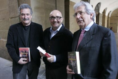 Baztarrika, entre Pedro Miguel Etxenike (derecha) y Jorge Giménez, quienes presentaron ayer su libro.