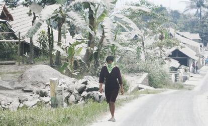 Según han informado los medios locales, los habitantes de los pueblos y aldeas cercanas a la base del volcán fueron llevados a refugios temporales, después de que desde lo alto del cráter no dejara de emanar lava y nubes de gases hacia las laderas del monte.