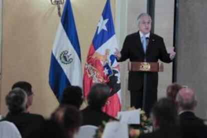 El presidente de Chile, Sebastian Piñera, habla este miércoles en un desayuno con empresarios y autoridades salvadoreñas, en San Salvador.