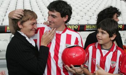 Zubiaurre abraza a su madre en la presentación como jugador del Athletic.