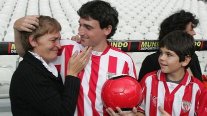 Zubiaurre abraza a su madre en la presentación como jugador del Athletic.
