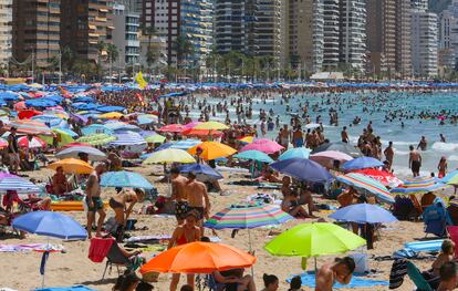 Bañistas, este sábado en una playa de Benidorm (Alicante).