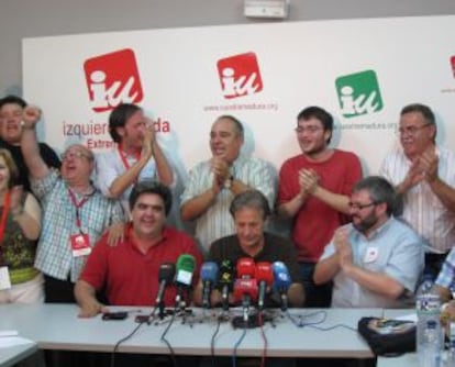 El líder de IU en Extremadura, Pedro Escobar (en el centro), junto a miembros de su partido